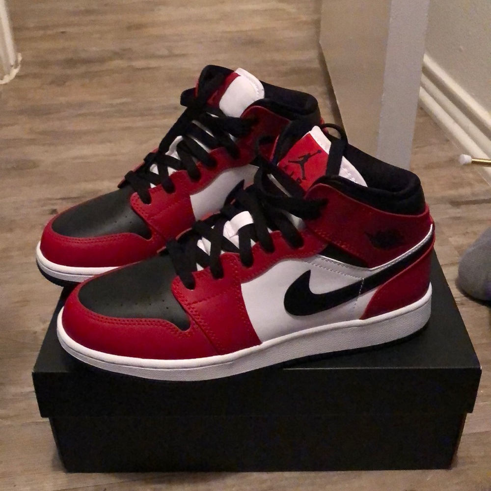 CLASSIC RED AND BLACK AND WHITE JORDAN